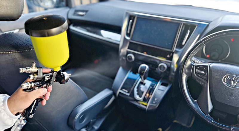 車内へナノゾーンコートを噴霧する専用スプレー